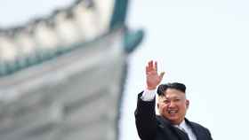 Kim Jon-un saluda durante el desfila militar que ha presidido en Corea del Norte