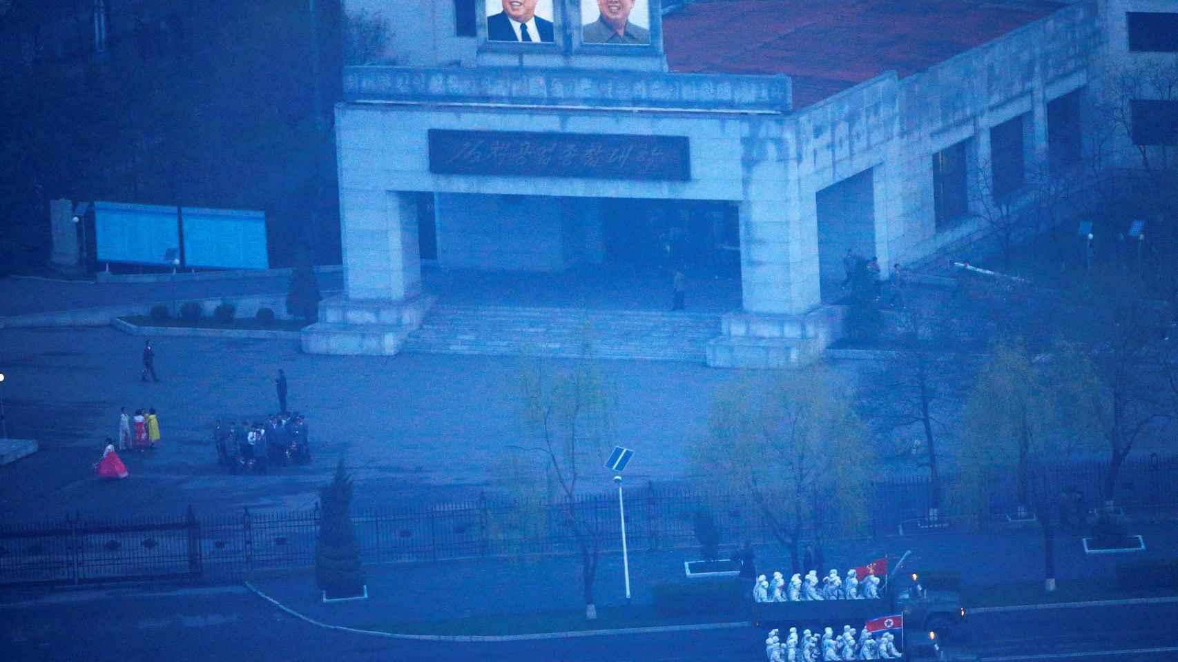 Caminos cargados de militares avanzan en Pyongyang