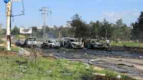 El convoy de civiles desplazados quedó destrozado tras el ataque con coche bomba