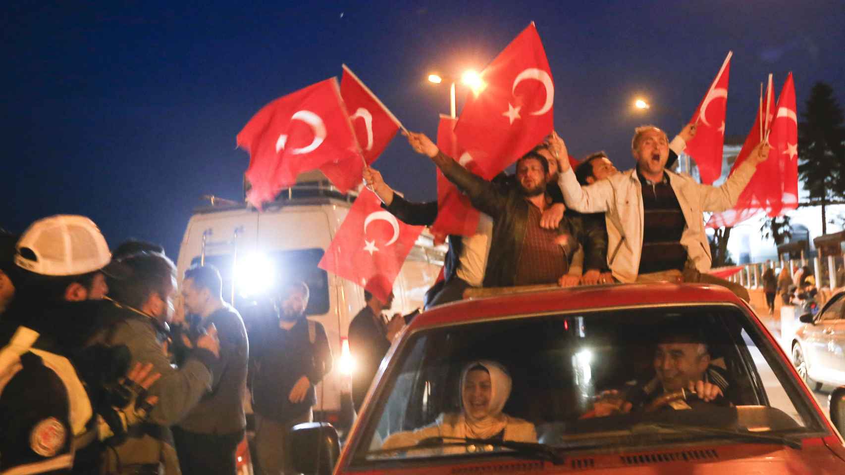 Estambul celebró con efusividad el triunfo del Sí.