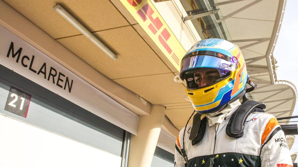 Alonso con cara de resignación en Bahrein.