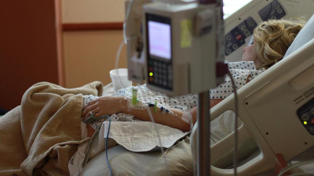 Paciente en la cama de un hospital