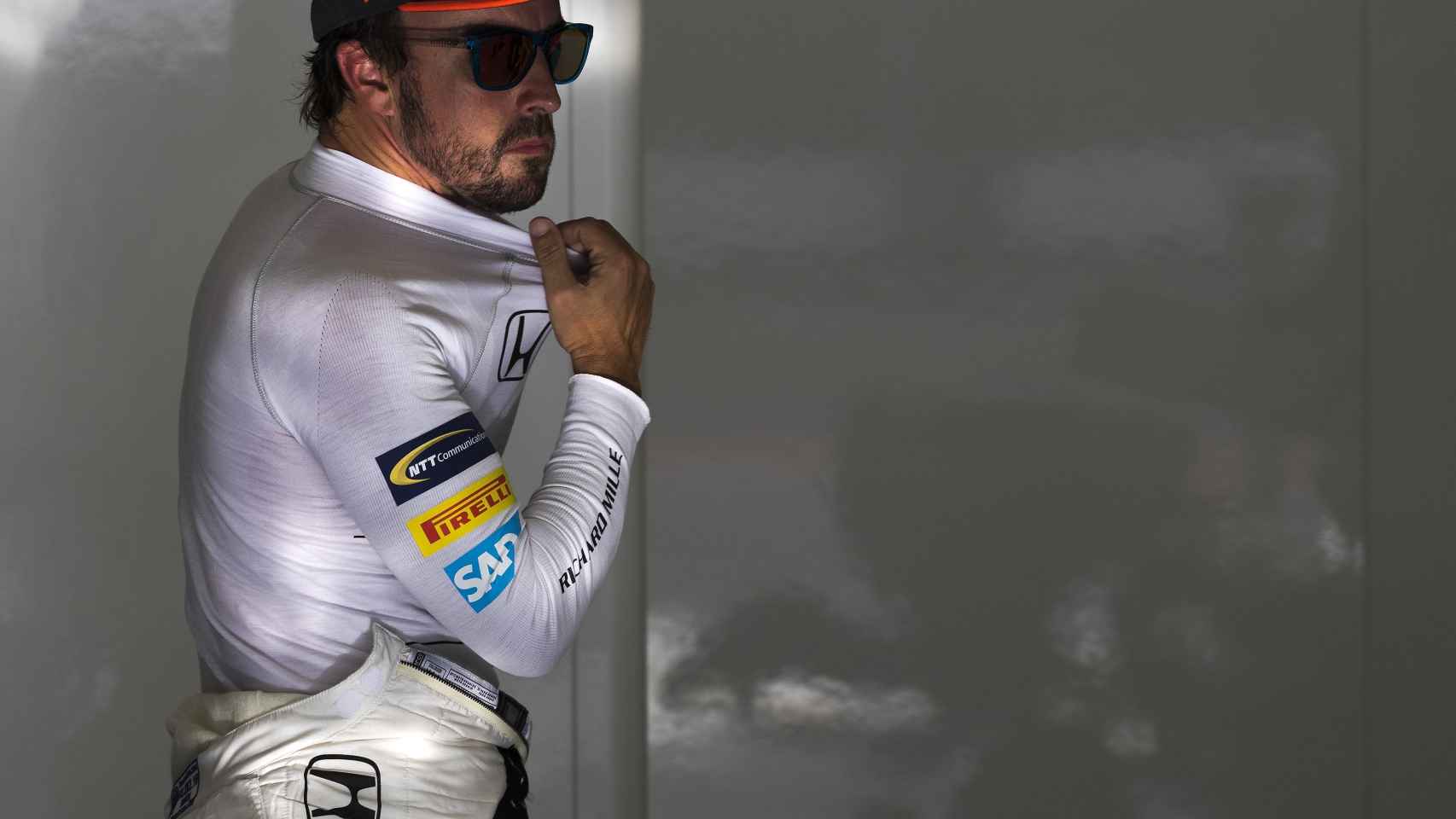 Fernando Alonso en su box en Bahrein.