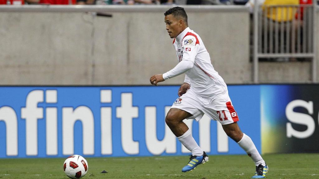 Amilcar Henríquez controla el balón en un partido contra la selección de Estados Unidos