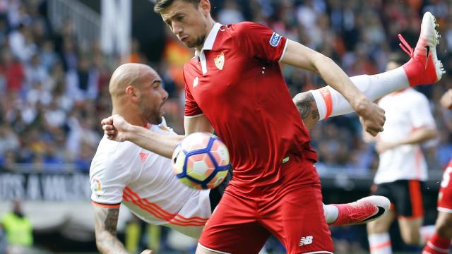 Zaza y Lenglet disputan un balón durante el partido