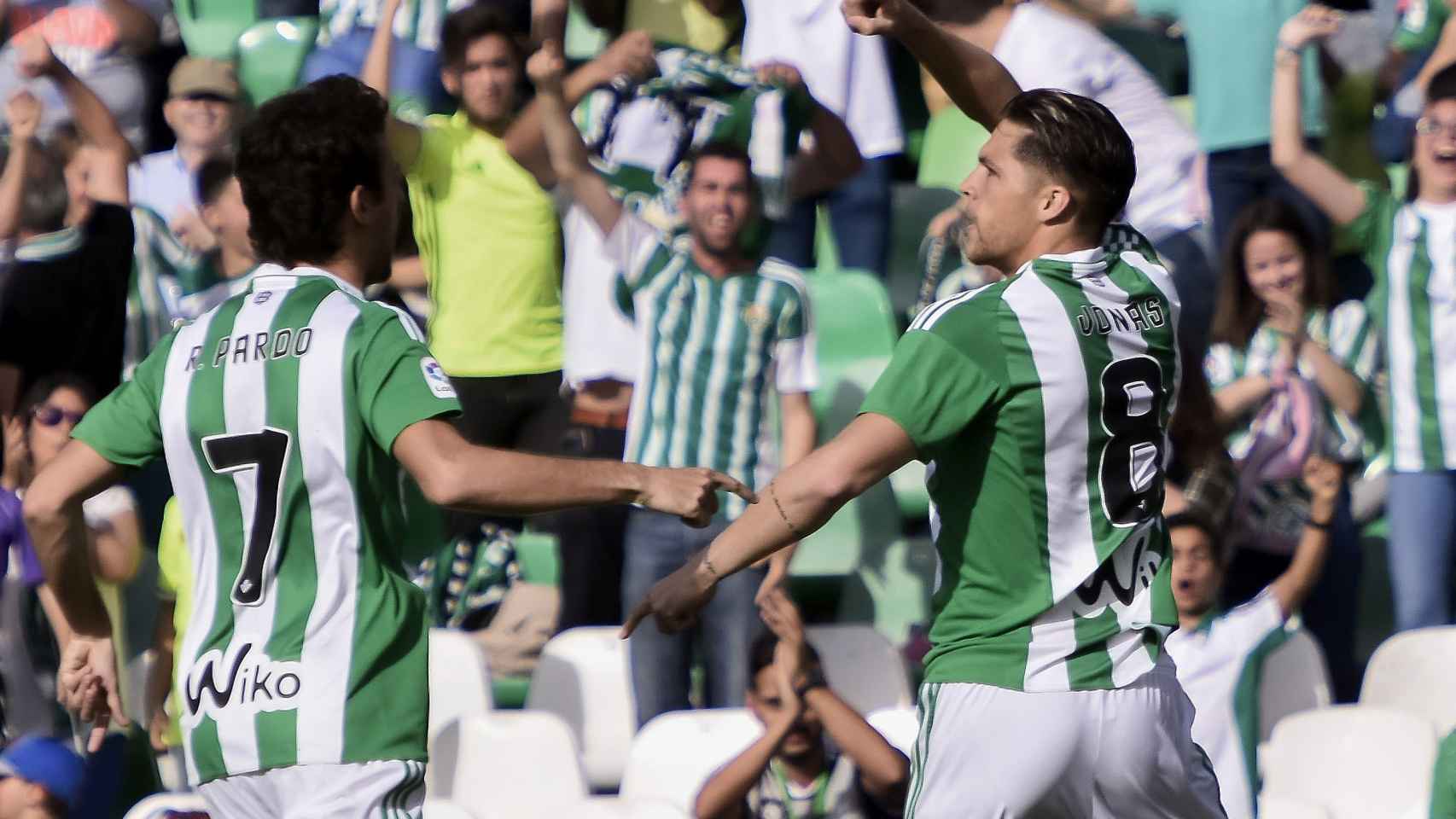 Jonas Martin y Rubén Pardo celebran el primer gol del Betis.
