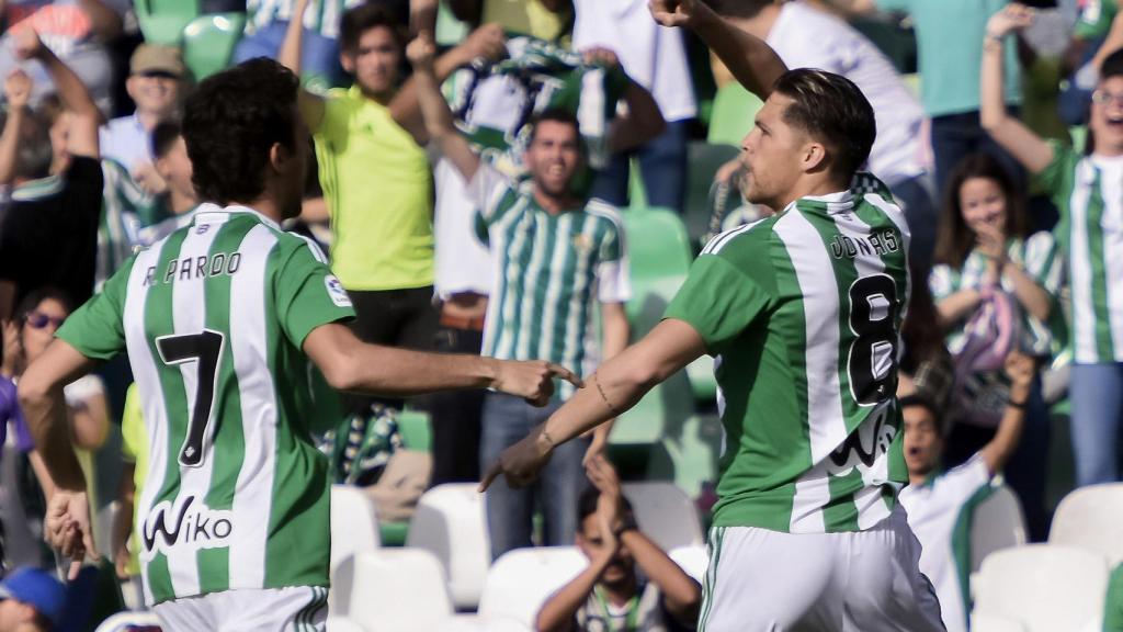 Jonas Martin y Rubén Pardo celebran el primer gol del Betis.