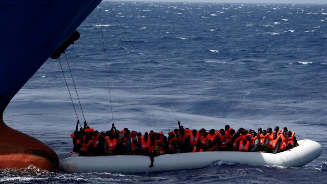 Una de las lanchas neumáticas rescatadas este domingo en el Mediterráneo Central.