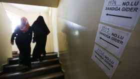 Dos mujeres acceden a un colegio electoral durante el referéndum de este domingo.