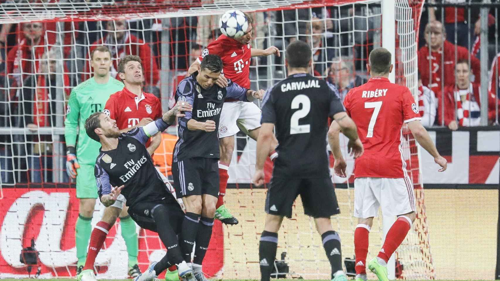El Real Madrid intenta defender un ataque del Bayern en el partido de ida.