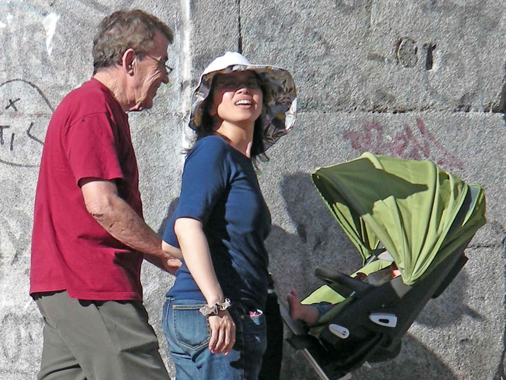 El escritor Fernando Sánchez Dragó con su mujer Naoko y su hijo, Akela.