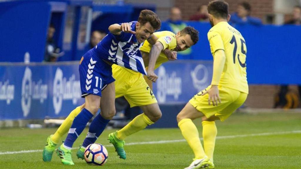 Roberto Soriano e Ibai Gómez pelean por la pelota.