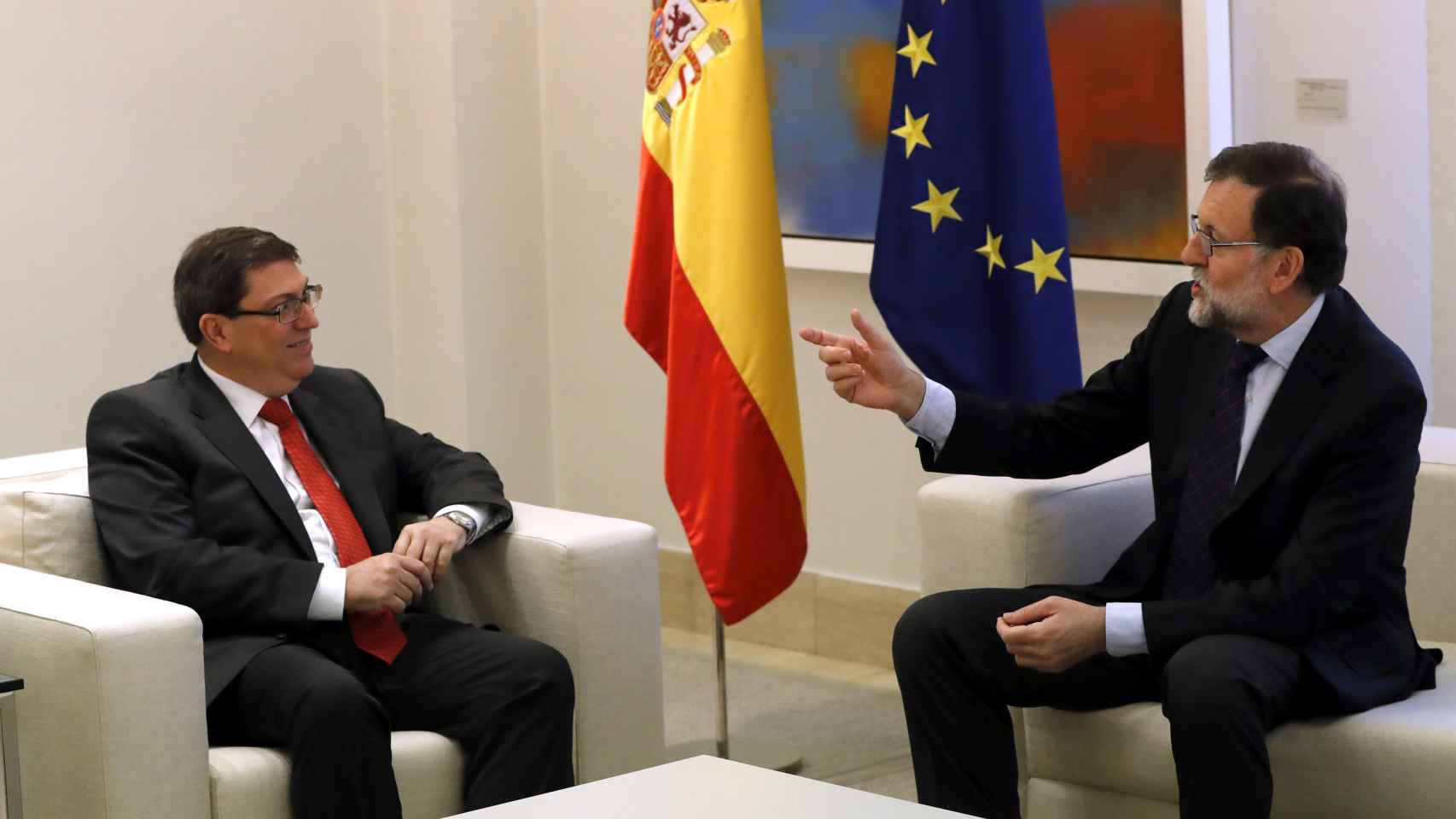 Rajoy conversa con el ministro de Relaciones Exteriores de Cuba, Bruno Rodríguez (i).