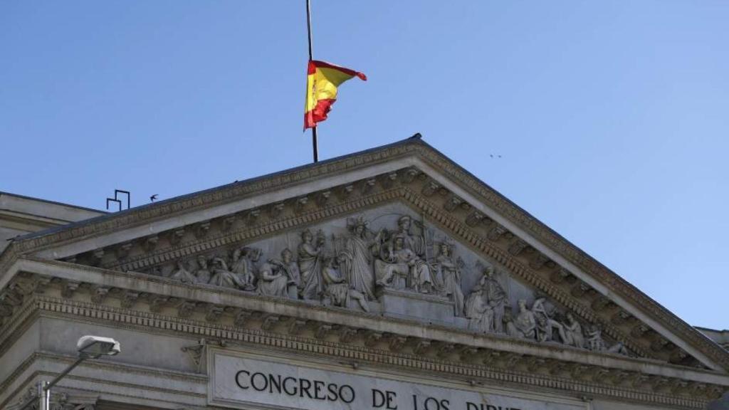 La bandera española ondea a media asta en el Congreso.