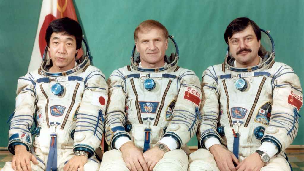 Akiyama junto a dos cosmonautas de la CCCP.