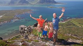 Una familia noruega posa en Lofoten.
