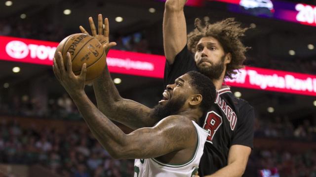 Robin Lopez trata de taponar a Amir Johnson.