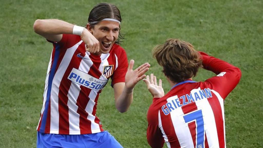 Filipe Luis y Griezmann celebran un gol con el Atlético.