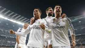 Cristiano, Ramos y Carvajal celebran un gol en el Bernabéu.