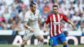 Bale y Koke disputando un balón