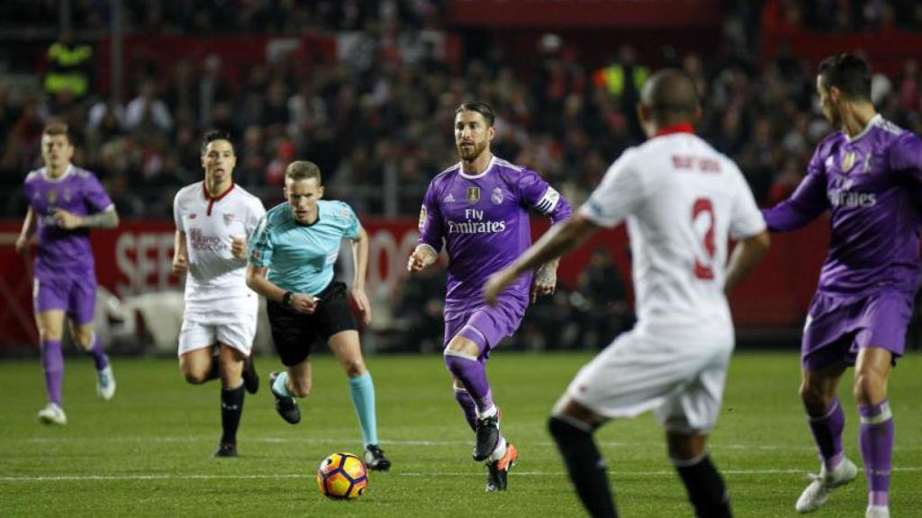 Ramos conduciendo un balón