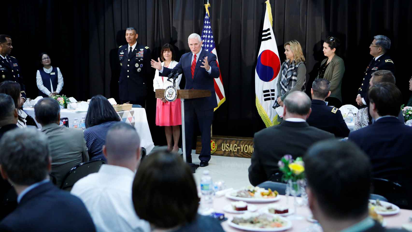 Mike Pence discutirá sobre Corea del Norte en Seúl, donde se encuentra de visita oficial.