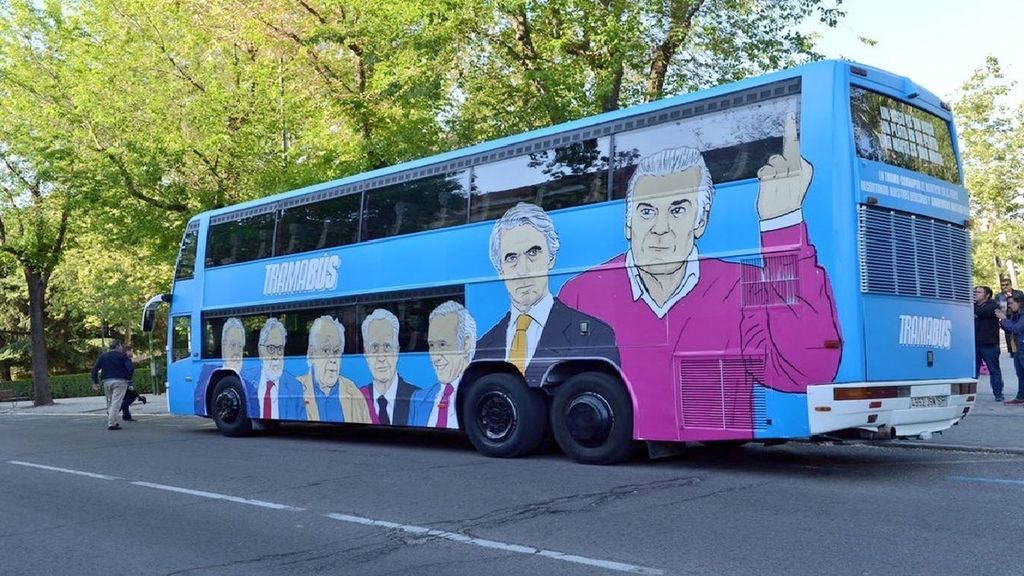El 'tramabús' de Podemos con las caras de Aznar, Bárcenas, Pujol o Felipe González./ Podemos Alicante