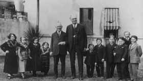 Una familia liliputiense junto al productor Carl Laemmle y al magnate circense A.G. Barnes en 1929.