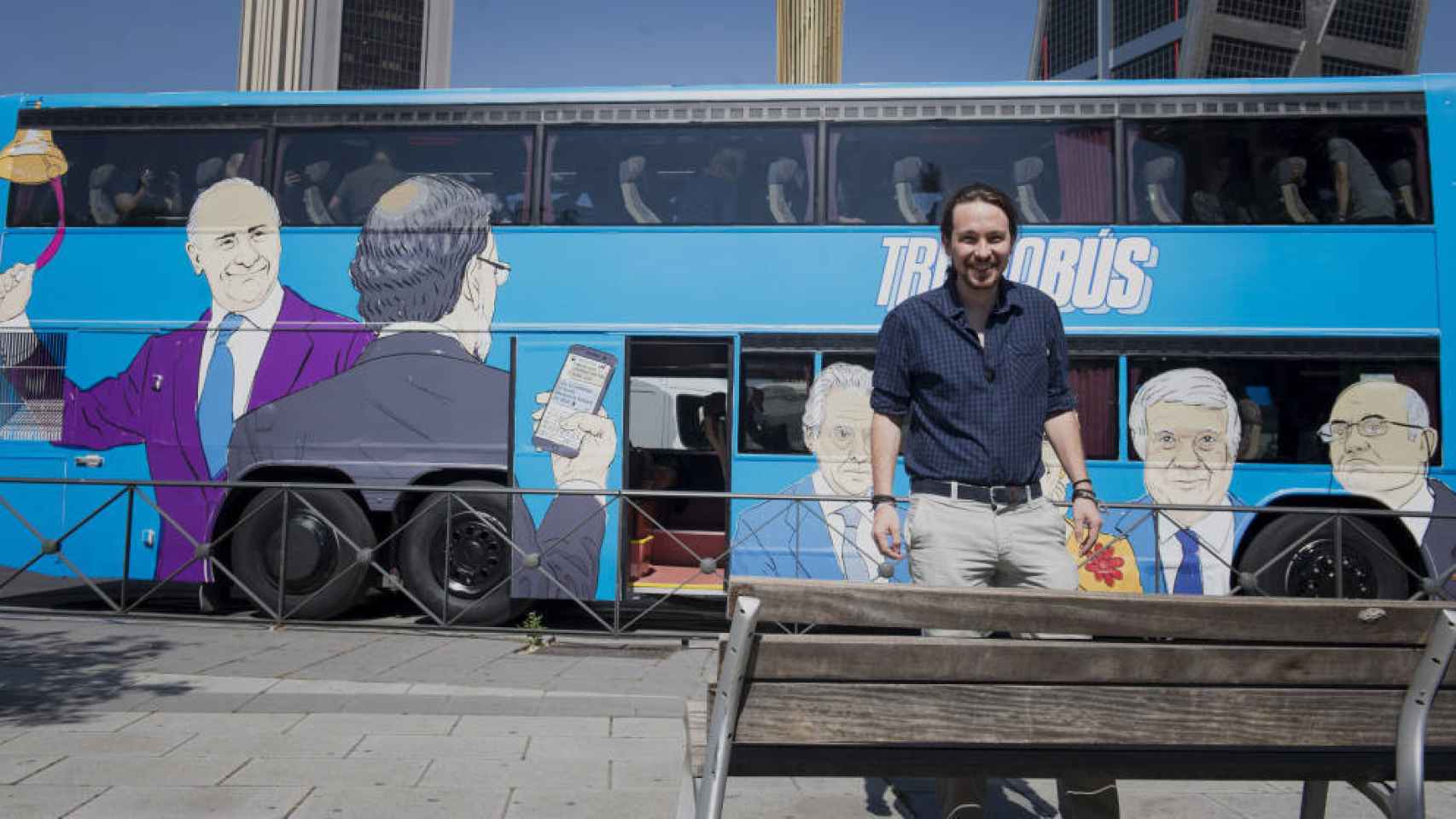 Pablo Iglesias, inventor de un autobús similar al de Hazte Oír.