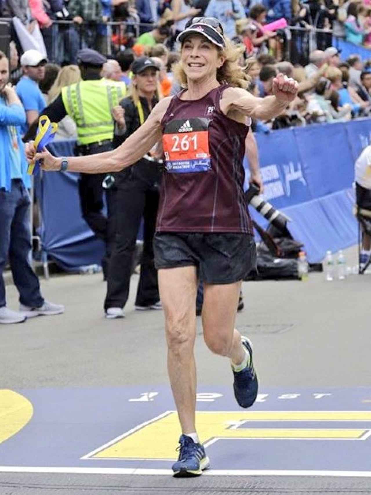 Katherine Switzer en el momento de cruzar la meta del maratón de Boston en 2017.