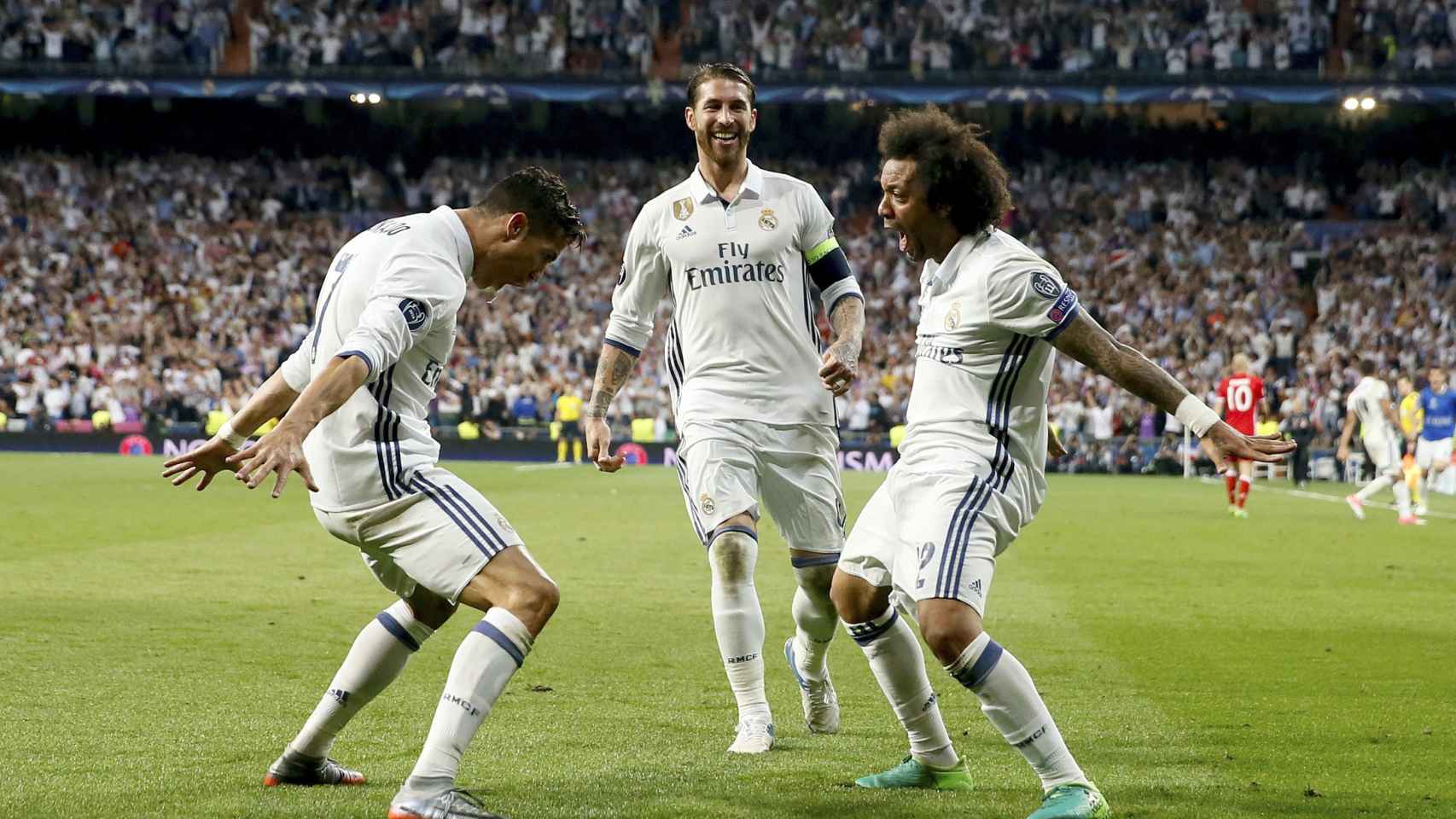 Cristiano Ronaldo celebra el tercero de sus goles con Marcelo y Sergio Ramos. / Efe