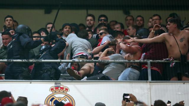 Carga policial contra los aficionados del Bayern.