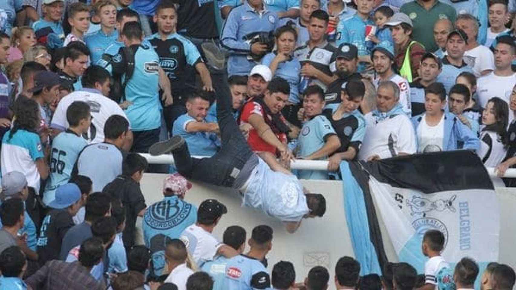 Emmanuel Balbo, poco antes de morir tras ser lanzado desde la grada en el estadio Kempes de Córdoba.