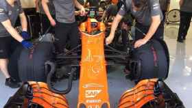 El McLaren, en el box en Bahréin.