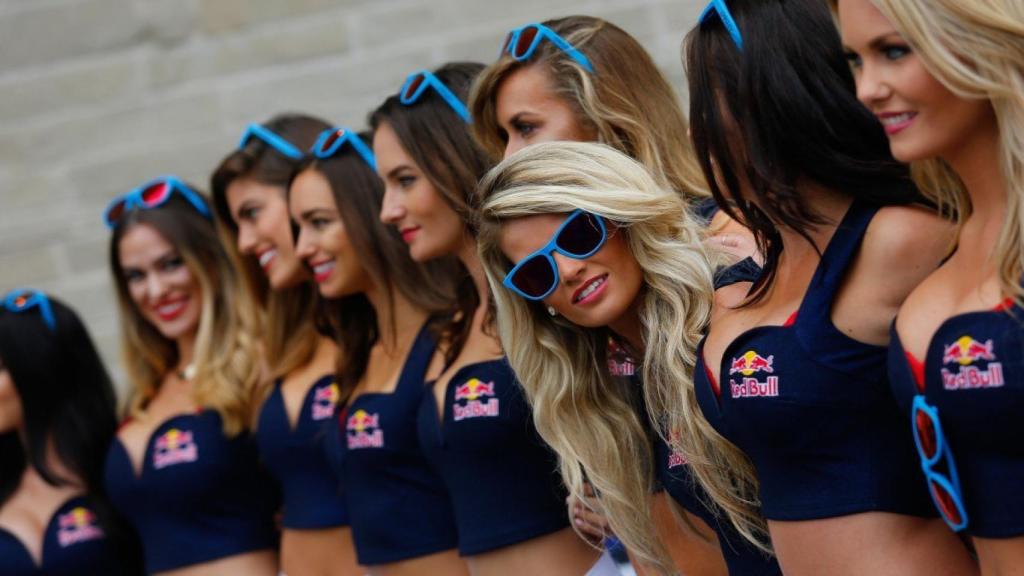 Un grupo de azafatas en el paddock del GP de España de 2016.