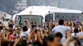 Recibimiento de la afición al autobús del Real Madrid en un partido de Champions