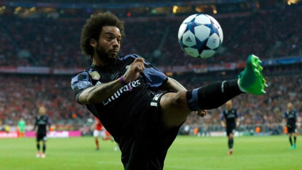 Marcelo golpea un balón