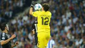 Casillas atrapa un balón en Champions // www.fcporto.pt/es