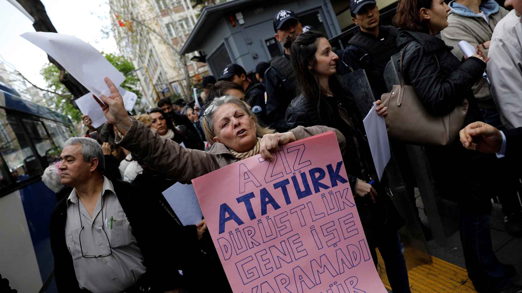 Una mujer espera para presentar su impugnación personal al referéndum ante el órgano electoral turco en Ankara.