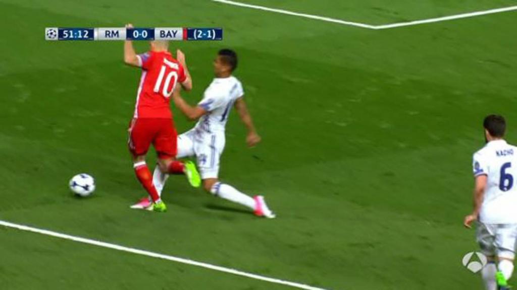 Penalti sobre Casemiro.