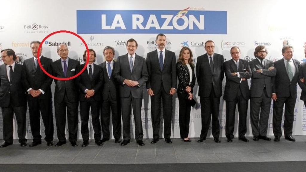 Otra imagen de la foto de familia en la que Sobrino aparece junto a los reyes. También está uno de sus protectores, Mauricio Casals (a la izquierda de doña Letizia).