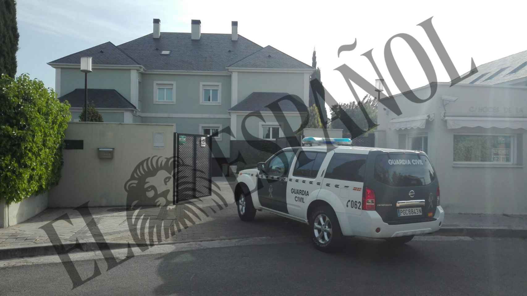 Un vehículo de la Guardia Civil a su llegada al domicilio de González