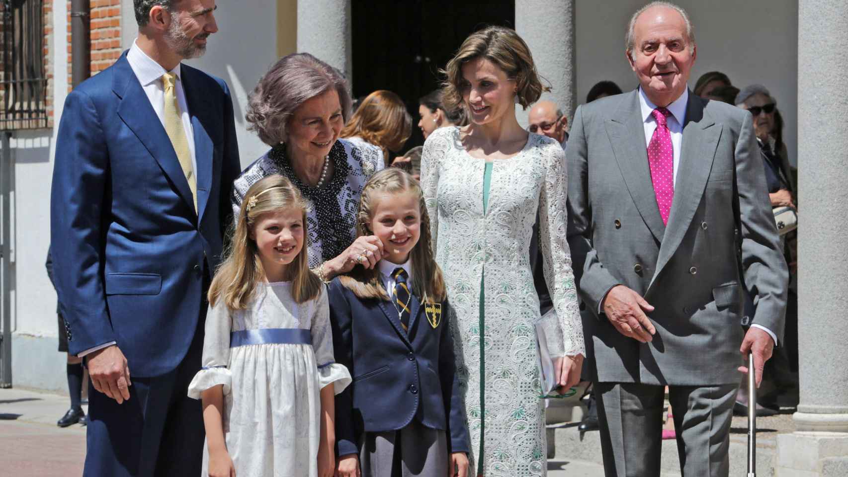 La Familia Real en la primera comunión de Leonor en 2015, que recibe los cariños de la Reina Sofía.