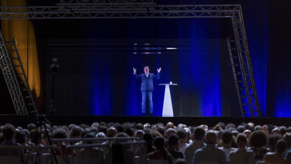 El holograma de Mélenchon ante sus miles de seguidores en Le Port.