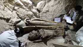 Arqueólogos egipcios documentan el contenido de una tumba de la necrópolis de Dra Abu al Naga en Luxor, en el sur de Egipto.