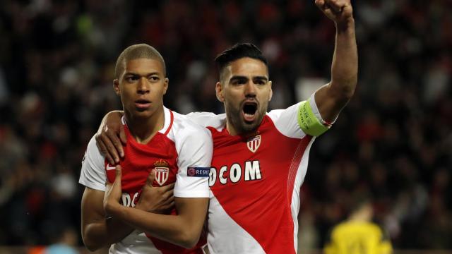 Mbappé y Falcao celebran los goles del Mónaco.