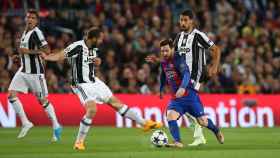 Messi, entre Khedira y Chiellini, en el último Barça - Juventus.
