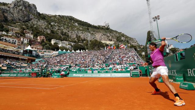 Nadal, golpeando un drive ante Edmund en Montecarlo.