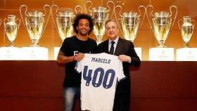 Marcelo recibiendo la camiseta por sus 400 partidos de blanco