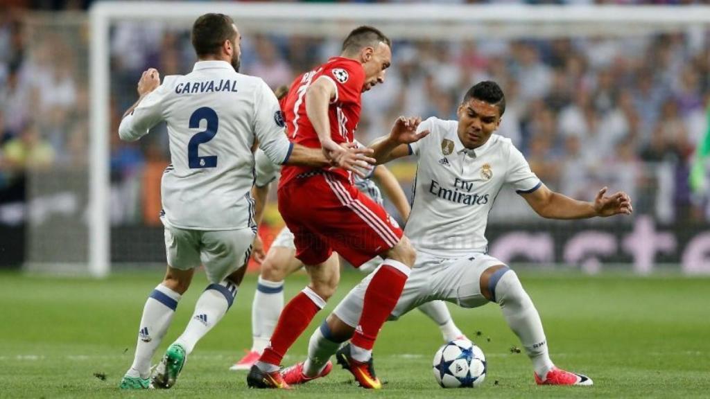 Ribery entre dos jugadores blancos